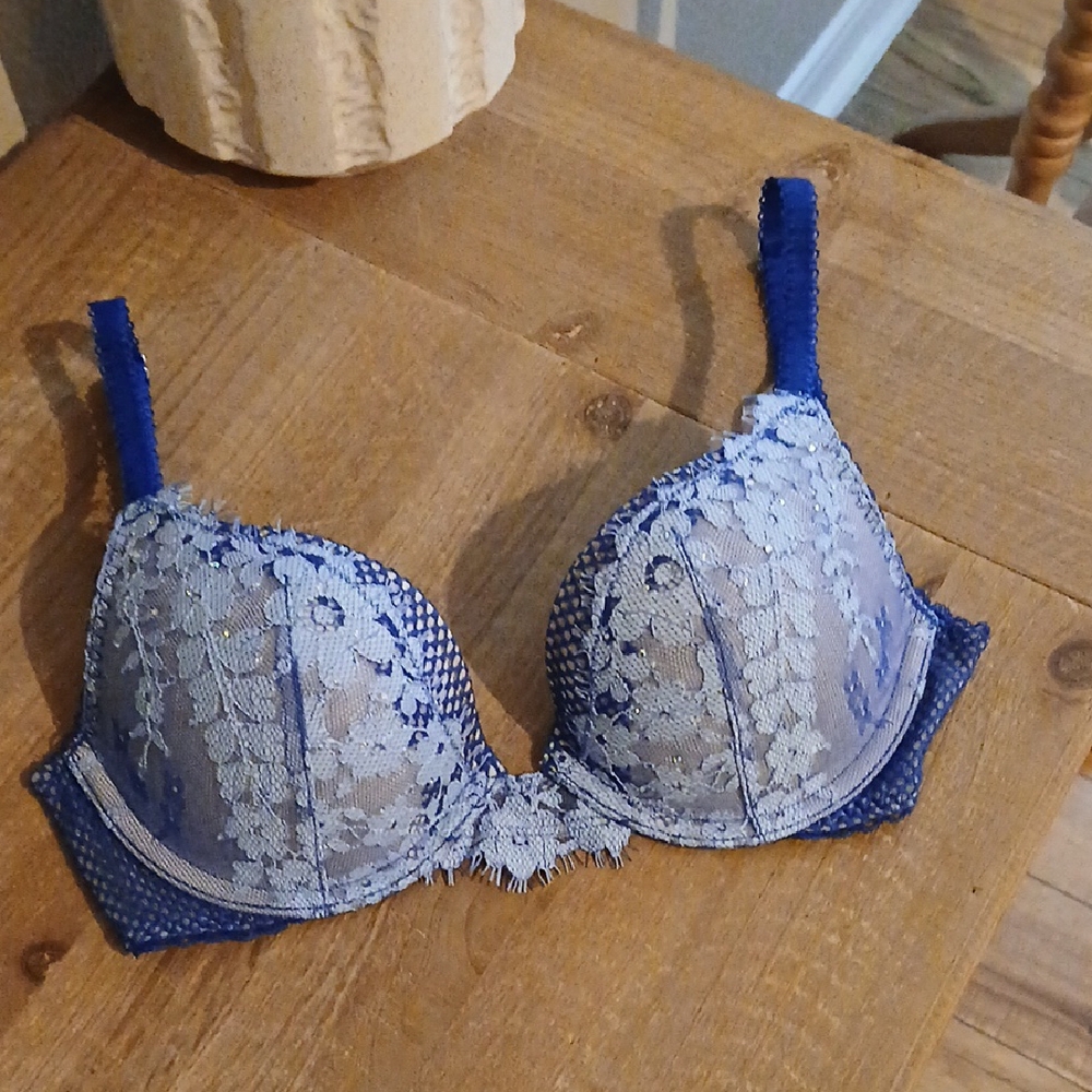 Victoria's Secret Dream Angels Blue  Embellished Push-up Padded Bra. Size 32B